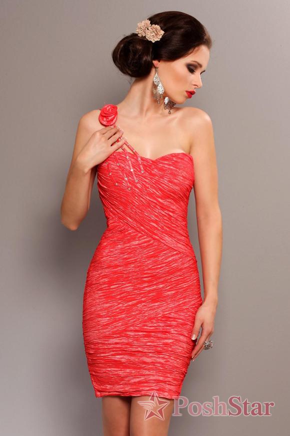 3702-3 Elegantiška suknelė su raukiniais, dėvima ant vieno peties su dekoratyvine rože - arbuzowy